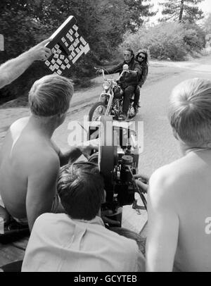 Peter Fonda et Nancy Sinatra sur le tournage de "The Wild Angels" Banque D'Images