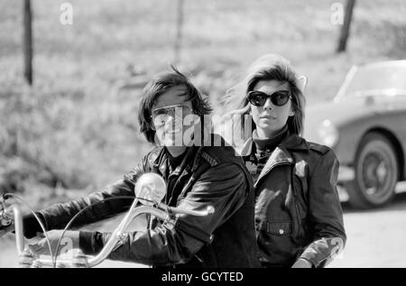 Peter Fonda et Nancy Sinatra sur le tournage de "The Wild Angels" Banque D'Images