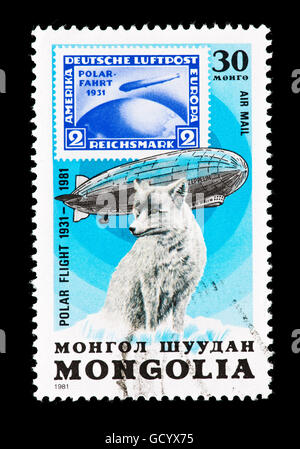 Timbre-poste de la Mongolie illustrant le Graf Zeppelin et un renard arctique (vol polaire) Banque D'Images