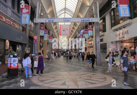 Les gens magasinent à Teramachi shopping arcade à Kyoto au Japon. Banque D'Images