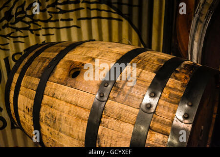 Un authentique de white oak barrel avec bandes de métal avec bonde fixant sur le côté Banque D'Images