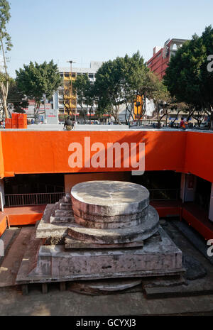 La station de métro Pino Suarez dans la ville de Mexico, Mexique. L'objet de fouilles Aztec temple dédié à Ehecatl, le dieu aztèque de vent. Banque D'Images