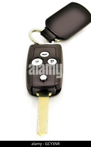 Clé de voiture avec télécommande sans fil et en cuir tag sur fond blanc Banque D'Images