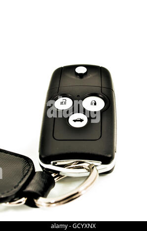 Clé de voiture avec télécommande sans fil et en cuir tag sur fond blanc Banque D'Images