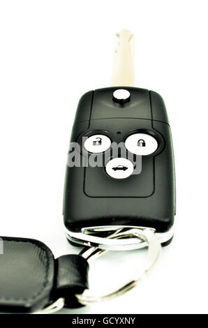 Clé de voiture avec télécommande sans fil et en cuir tag sur fond blanc Banque D'Images