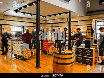 Les touristes et visiteurs inspecter à l'whiskey Jack Daniel's store de la distillerie du centre d'accueil de Lynchburg, TN Banque D'Images