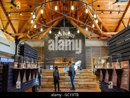 Touristes et visiteurs inspectent le whisky au magasin Jack Daniel's au centre des visiteurs de la distillerie à Lynchburg, TN, États-Unis Banque D'Images