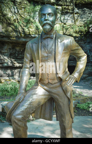 Une statue de bronze de Jack Daniel's, Jack on the Rocks', fondateur de la célèbre distillerie de Whisky Sour Mash à Lynchburg, TN Banque D'Images