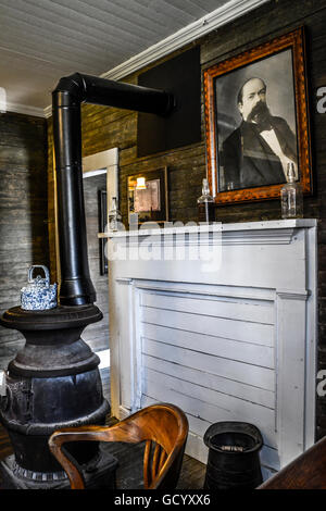 Une photo de Jack Daniel's plane sur le pot bellied mantel & cuisinière dans l'intérieur de la Distillerie Bureau à Lynchburg, TN Banque D'Images