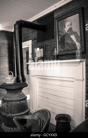 Une photo de Jack Daniel's plane sur le pot bellied mantel & cuisinière dans l'intérieur de la Distillerie Bureau à Lynchburg, TN Banque D'Images