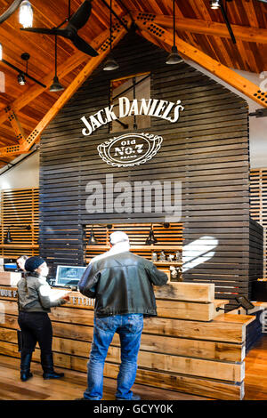 Les touristes et visiteurs inspecter à l'whiskey Jack Daniel's store de la distillerie du centre d'accueil de Lynchburg, TN Banque D'Images