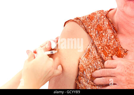 Photo de la main de l'homme de faire une injection avec une seringue d'isolent Banque D'Images