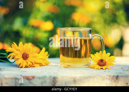 Une tasse de té dans le jardin de fines herbes Banque D'Images