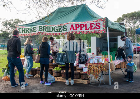 Étal de fruits au marché de producteurs mensuel à Elwood, une banlieue de Melbourne Banque D'Images