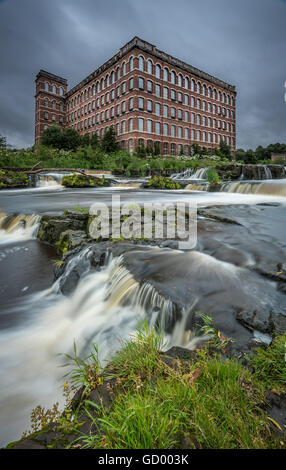 L'ancien J&P Coats thread moulin sur les rives de la rivière Panier à Paisley en Écosse Banque D'Images