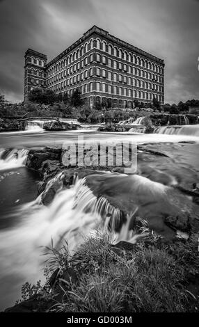 L'ancien J&P Coats Anchor thread moulin sur les rives de la rivière Panier à Paisley en Écosse Banque D'Images