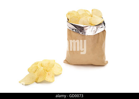 Portrait d'un sac de croustilles et une pile de jetons à côté isolé sur fond blanc Banque D'Images