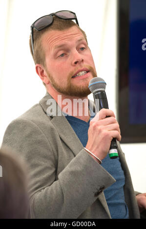 Tom Robinson fondateur de Adaptavate, une entreprise qui développe des bio matériaux composites pour l'industrie de la construction, à NACUE Table ronde sur l'entrepreneuriat des jeunes et l'Innovation à Hay Festival 2016 Banque D'Images