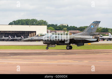 F-16 l'équipe de démo 'Zeus' décolle dans la pièce de rechange au jet 2016 Royal International Air Tattoo. Banque D'Images