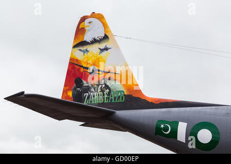 Queue peinte sur un Pakistan Air Force C-130E Hercules à l'Royal International Air Tattoo 2016. Banque D'Images