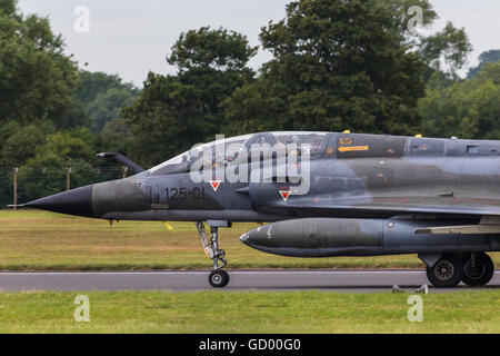 Mirage 2000N de l'équipe Delta Ramex français sur la piste en photo au Royal International Air Tattoo 2016. Banque D'Images