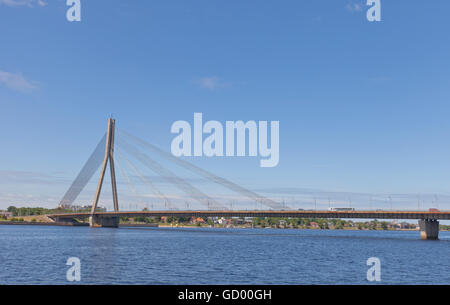 Pont Vansu (1981, l'ancien pont de Gorki) sur la rivière Daugava à Riga, Lettonie. L'un des cinq grands ponts à Riga et le seul câble Banque D'Images