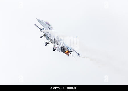 La composante aérienne belge F-16AM Fighting Falcon monte dans le ciel à l'Royal International Air Tattoo 2016. Banque D'Images