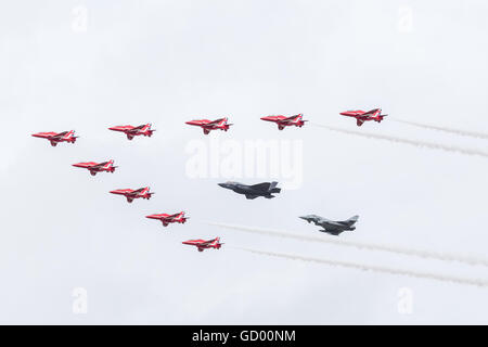 F-35B, le typhon et les flèches rouges en formation à l'Royal International Air Tattoo 2016. Banque D'Images