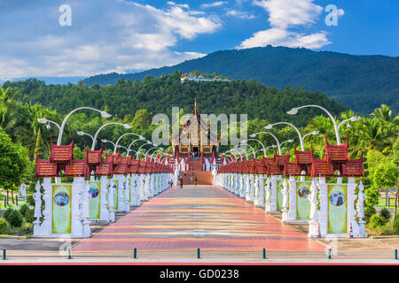 CHIANG MAI, THAÏLANDE - 15 octobre 2015 : allée vers le pavillon de flore Ratchaphruek Royal Park. Banque D'Images