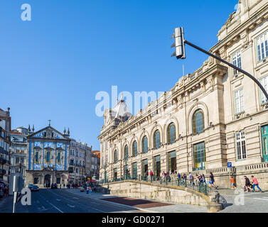 La gare ferroviaire de Sao Bento et Santo Antonio dos Congregados église en arrière-plan. Porto, Portugal Banque D'Images