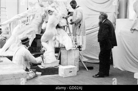 Le sculpteur français Auguste Rodin (François René Auguste Rodin : 1840-1917) en observant les travaux sur le Monument à Victor Hugo dans le studio de son adjoint Henri Lebossé en 1896. Banque D'Images