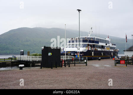 Seigneur des Glens bateau de croisière faire son chemin dans la première écluse à Corpach sur le Caledonion canal, Fort William, Écosse, Royaume-Uni. Banque D'Images