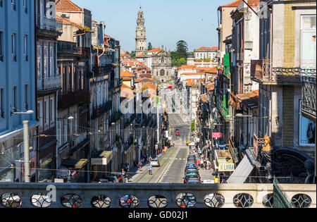 Rua 31 de Janeiro Street et la Tour des Clercs et Igreja dos en arrière-plan. Porto. Le Portugal. Banque D'Images