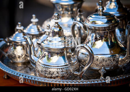 Réglage de la table avec de la vaisselle d'argent et de dates. L'hospitalité orientale concept avec thé ou café tasses Banque D'Images
