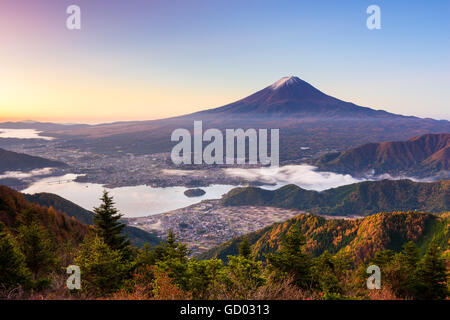 Mt. Fuji, le Japon sur le lac Kawaguchi. Banque D'Images