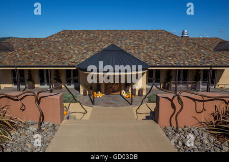 Salle de dégustation de vins au vignoble 7 & 8 au printemps 4028 Mountain Road à l'ouest de la ville de Sainte-Hélène de la Napa Valley en Californie Banque D'Images