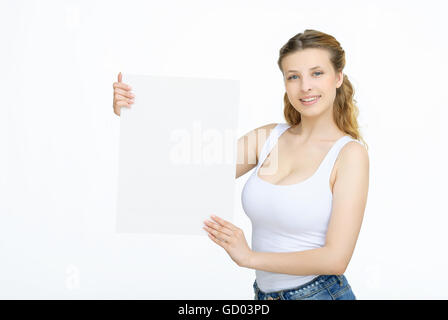 Young smiling woman show carte vierge ou sur fond blanc. Banque D'Images