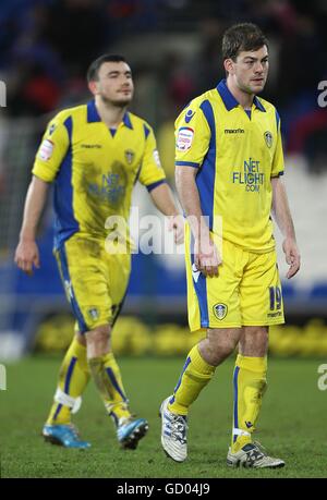 Football - championnat de la npower football League - Cardiff City v Leeds United - Cardiff City Stadium.Ben Parker (à droite) et Robert Snodgrass de Leeds United semblent découragés après le coup de sifflet final Banque D'Images