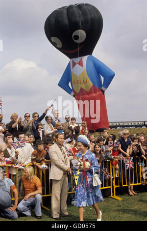 La reine Elizabeth II arrive à la foule à l'école secondaire Filton, à Bristol, dans le cadre de son Silver Jubilee Tour of the West Banque D'Images