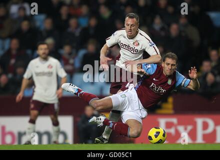 Stiliyan Petrov (à droite) de la villa Aston tombe à l'étage après Lutte contre David Meyler de Sunderland (à gauche) pour le ballon Banque D'Images