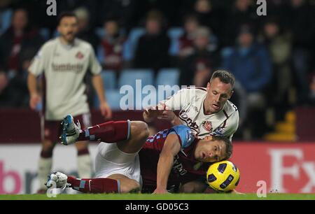 Stiliyan Petrov (centre) de la Villa Aston tombe à l'étage après Lutte contre David Meyler de Sunderland (à gauche) pour le ballon Banque D'Images