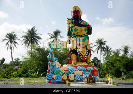 Statue de Guan Yu colorés en plein air temple chinois pour les personnes priant le 9 juin 2016 à Phuket, Thaïlande Banque D'Images