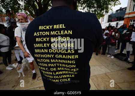 T shirt , avec les noms des noirs tués lors de sa garde à vue en France. Banque D'Images