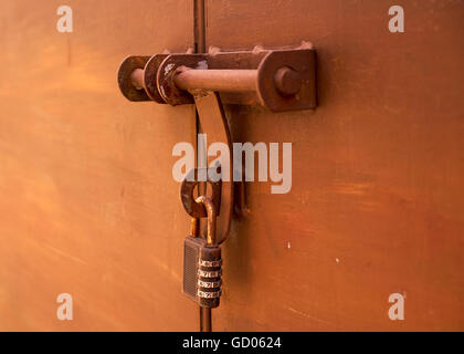 Ancienne serrure de porte de garage en métal bronze Banque D'Images