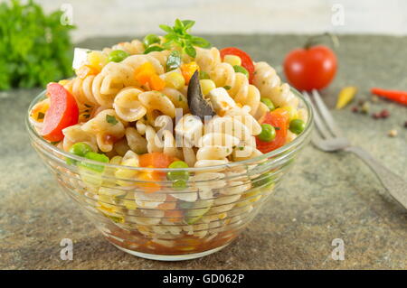 Macaroni au fromage servi avec légumes et le persil. Repas coloré Banque D'Images