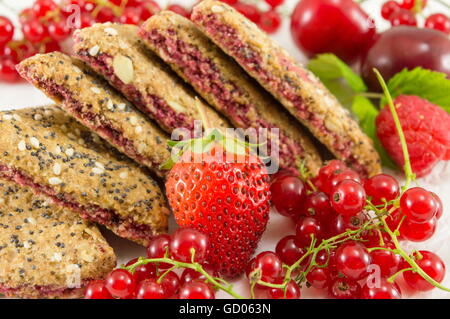 Partie intégrante des biscuits avec de cassis et de fraise cherry Banque D'Images