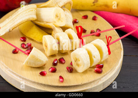 Kebab servi sur la banane décoration d'un plateau en bois Banque D'Images