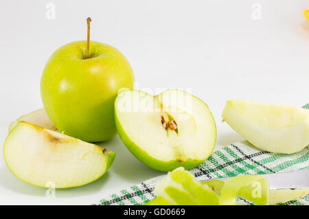 Ensemble et les tranches de pomme verte sur fond blanc Banque D'Images