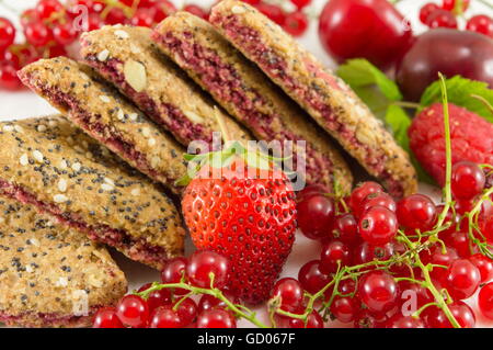 Partie intégrante des biscuits avec de cassis et de fraise cherry Banque D'Images