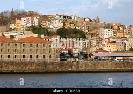 Paysage urbain de la ville de Porto au Portugal, vue du fleuve Douro au coucher du soleil Banque D'Images